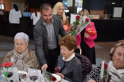 Dinar de Sant Jordi de la gent gran.