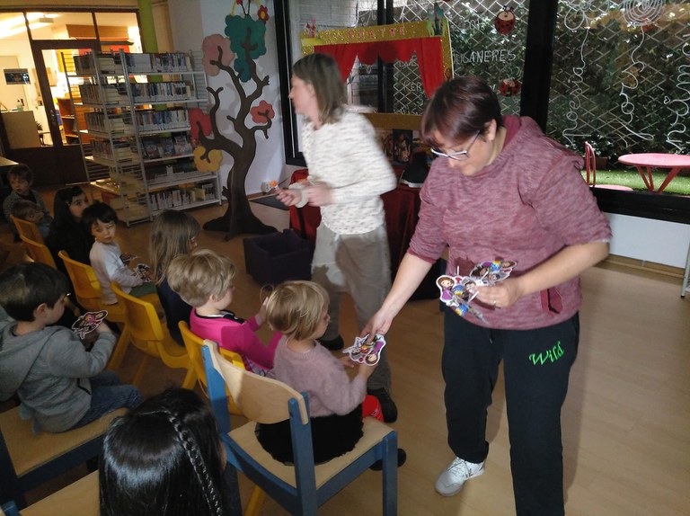 Representació de titelles de la llegenda de Sant Jordi a la Biblioteca d'Encamp
