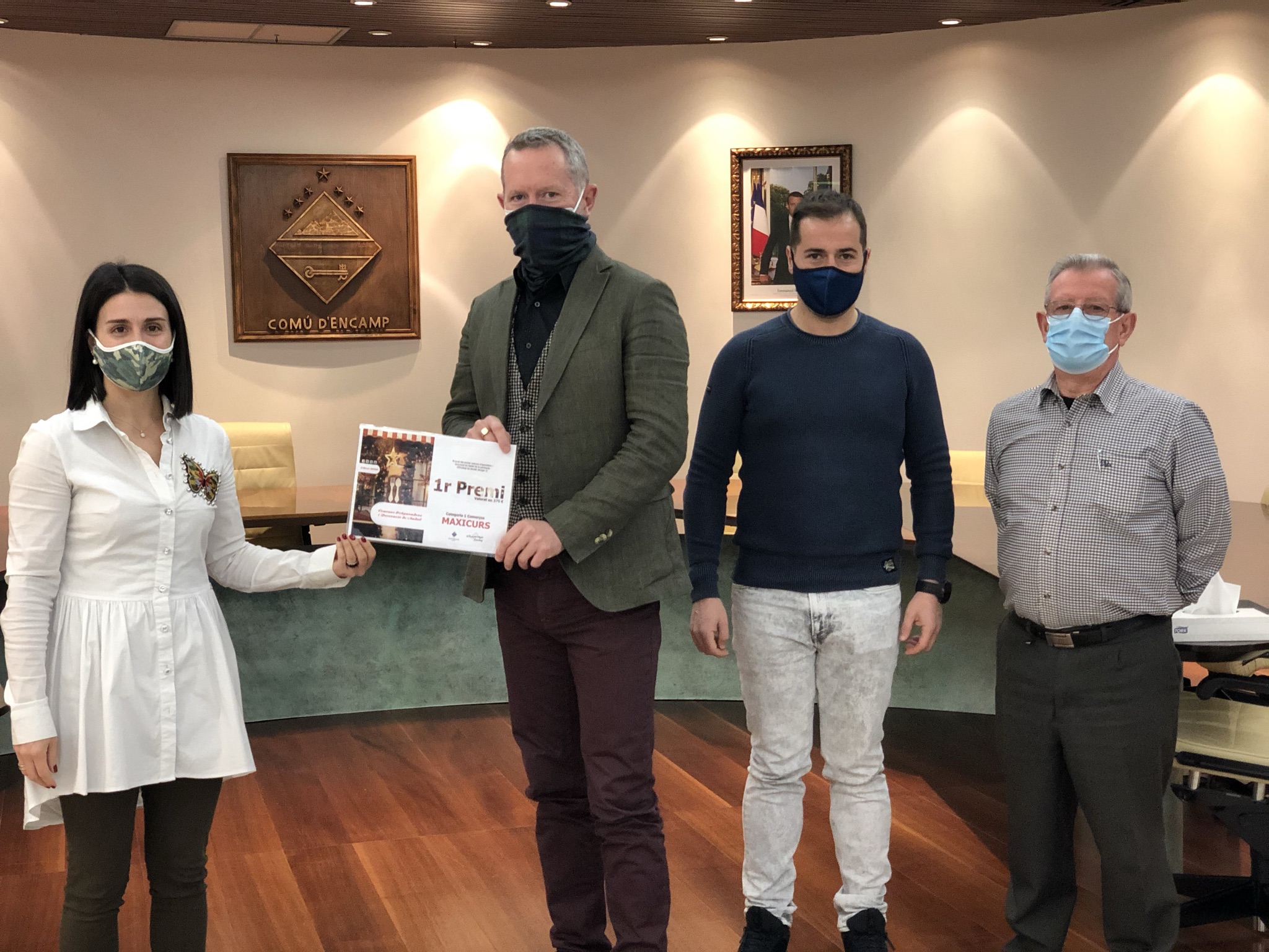 Entrega del primer premi de la categoria comerç a Maxicurs 