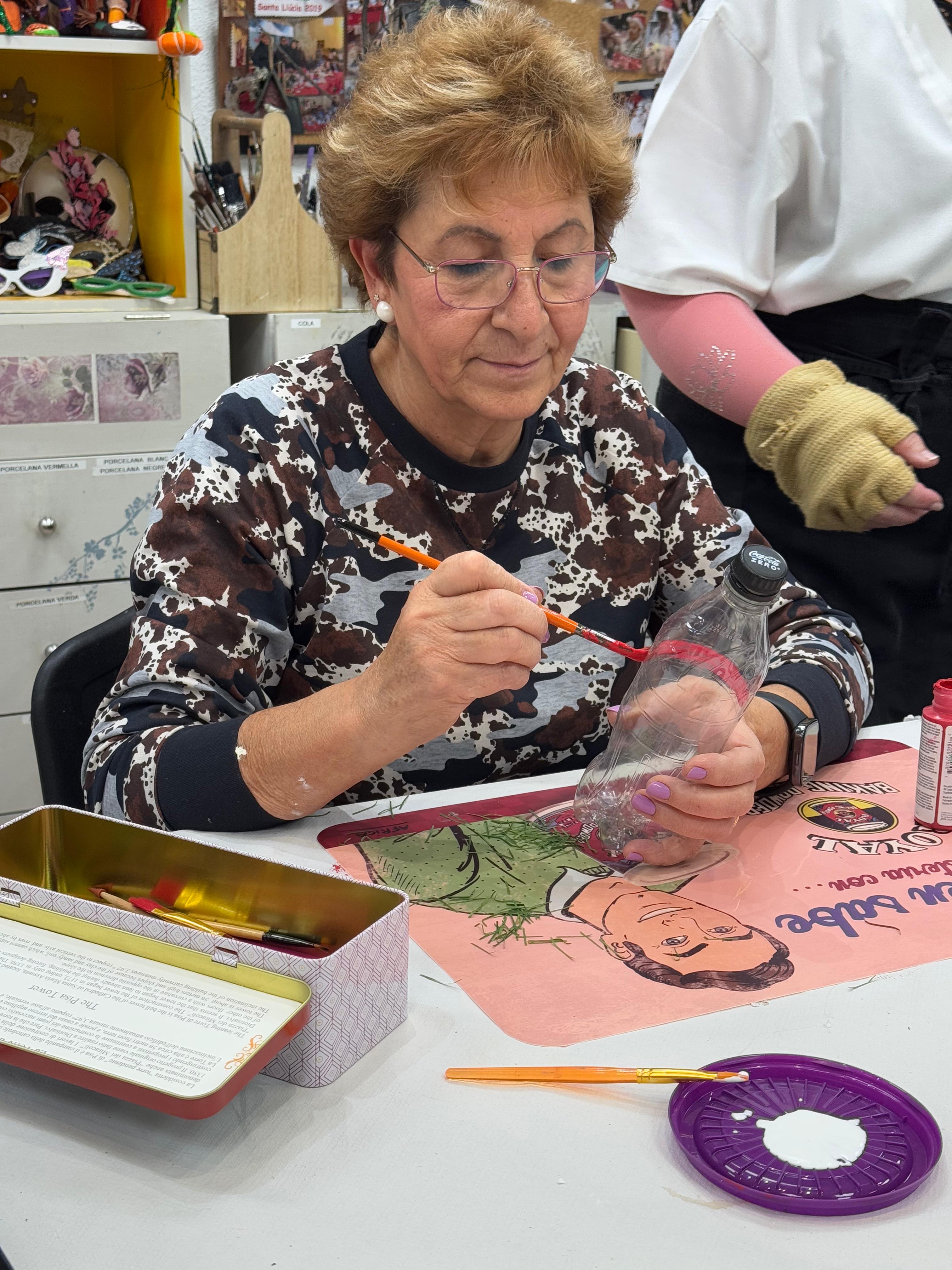 Taller de manualitats a Encamp per a la gent gran amb material reciclat