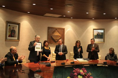 Moment de l'entrega d'obsequis als representants de les ciutats agermanades..