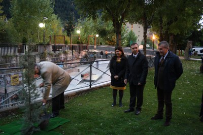 Moment en que el cònsol major i les autoritats de les ciutats agermanades han plantat simbòlicament un arbre per simbolitzar la seva amistat..