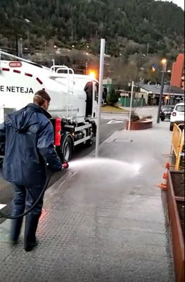 Neteja a pressió amb desinfectant .
