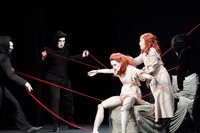 Una impactant adaptació de Dràcula sorprèn el públic adult a l’estrena del Festival de Titelles d’Andorra