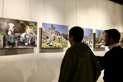 Inauguració de l'exposició 'Integrats' a casa comuna d'Encamp.