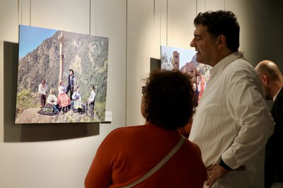 Inauguració de l'exposició 'Integrats' a casa comuna d'Encamp.