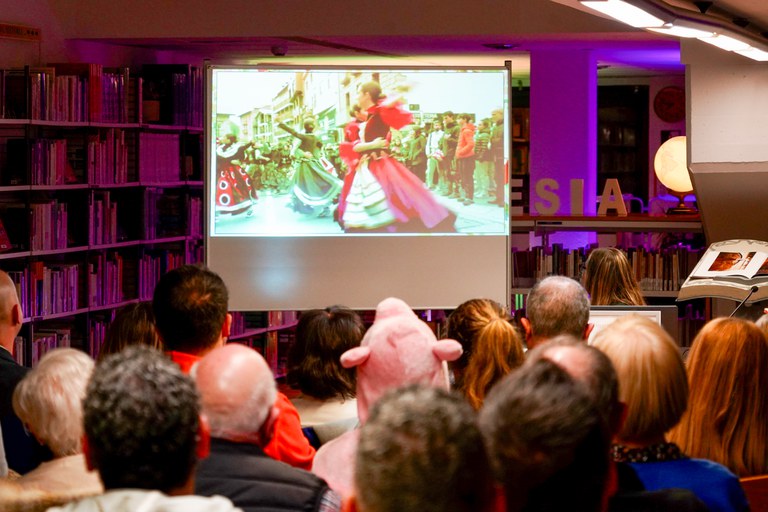 Presentació del treball 'L'Evolució del Carnaval' a la biblioteca comunal