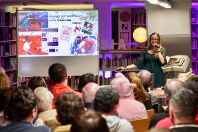 Presentació del treball 'L'Evolució del Carnaval' a la biblioteca comunal.