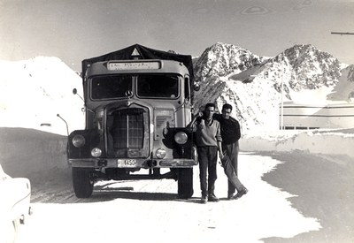 1963 - Port d'Envalira transport mercaderies.jpg.