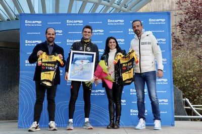 Homenatge al ciclista Sepp Kuss per part del comú d'Encamp.