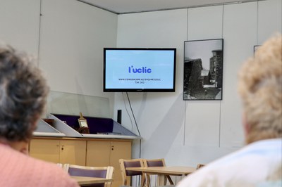 Taller intergeneracional entre joves i gent gran d'Encamp sobre l'aplicació mòbil de l'Uclic.