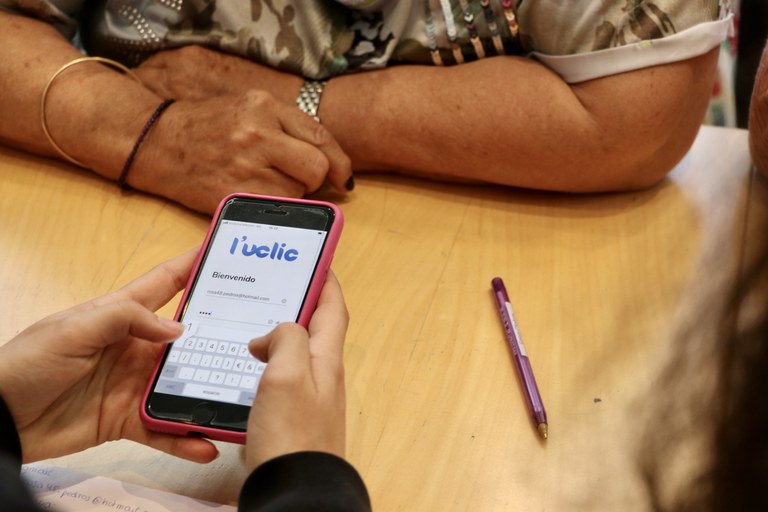 Taller intergeneracional entre joves i gent gran d'Encamp sobre l'aplicació mòbil de l'Uclic