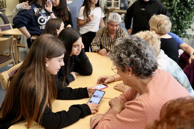 Taller intergeneracional entre joves i gent gran d'Encamp sobre l'aplicació mòbil de l'Uclic.