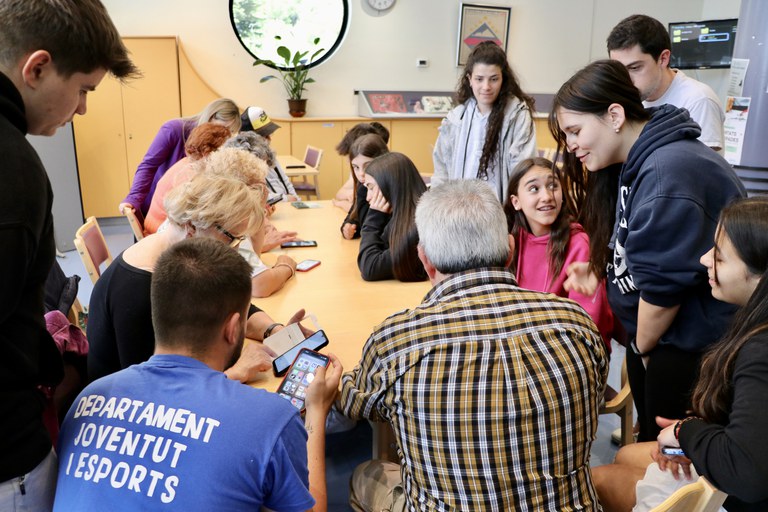 Taller intergeneracional entre joves i gent gran d'Encamp sobre l'aplicació mòbil de l'Uclic
