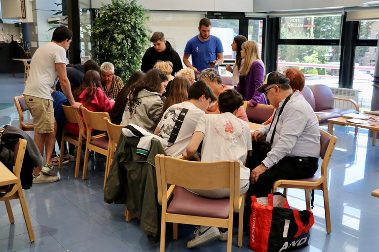 Taller intergeneracional entre joves i gent gran d'Encamp sobre l'aplicació mòbil de l'Uclic