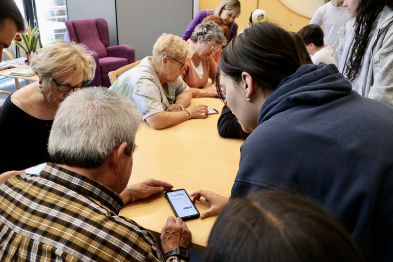 Taller intergeneracional entre joves i gent gran d'Encamp sobre l'aplicació mòbil de l'Uclic