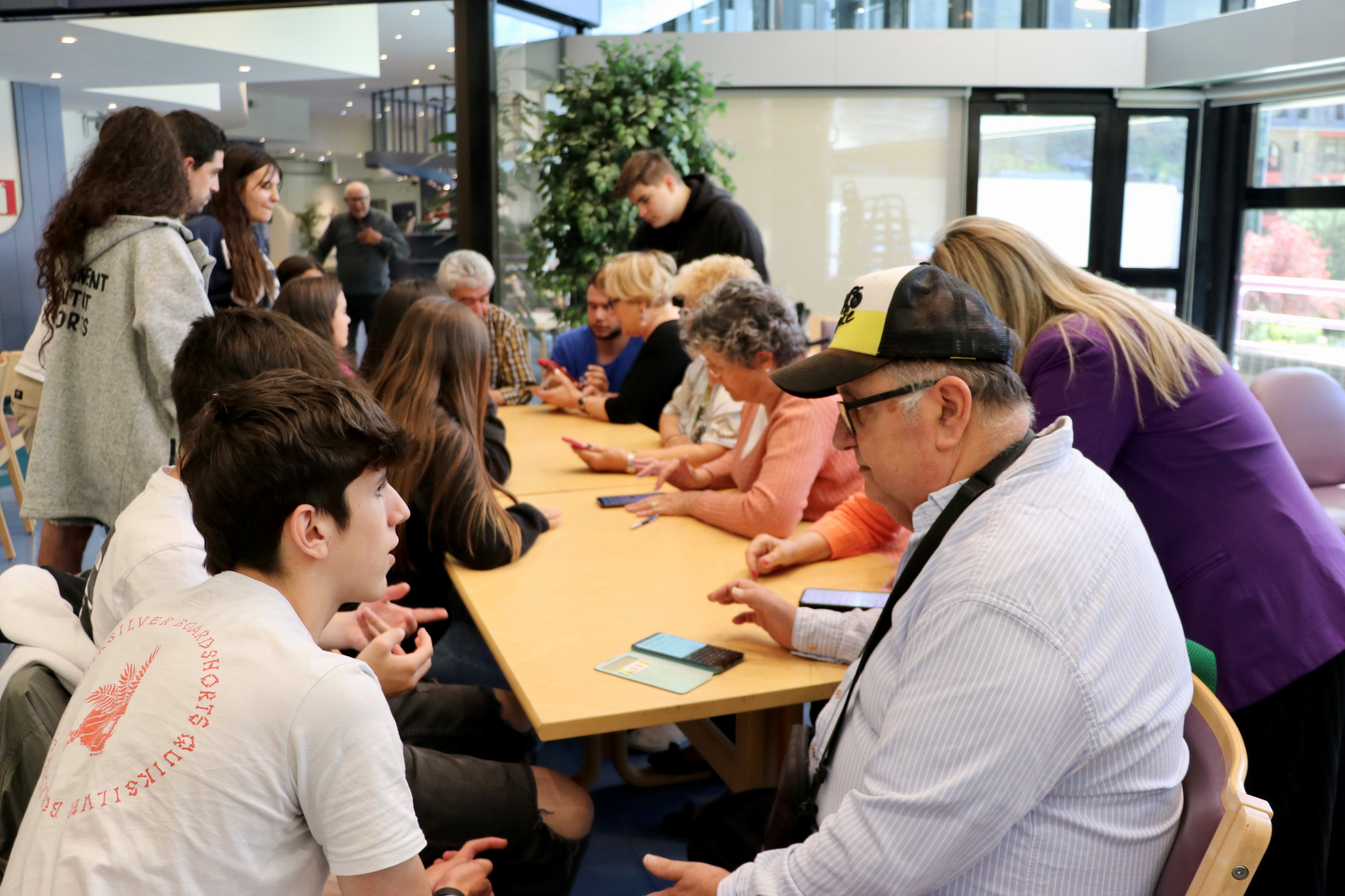 Taller intergeneracional entre joves i gent gran d'Encamp sobre l'aplicació mòbil de l'Uclic