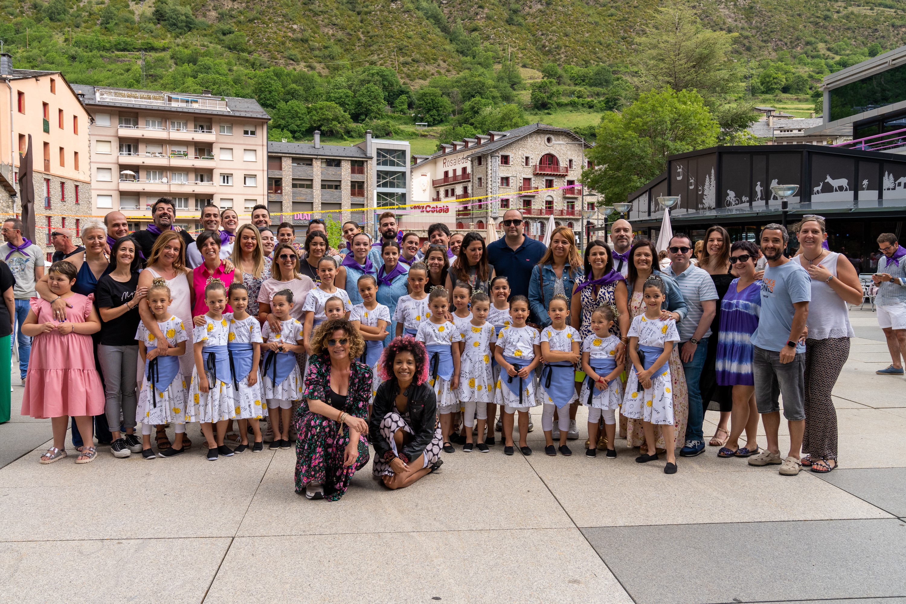 El grup infantil de l'Esbart després de l'actuació de la Festa del Poble 2022