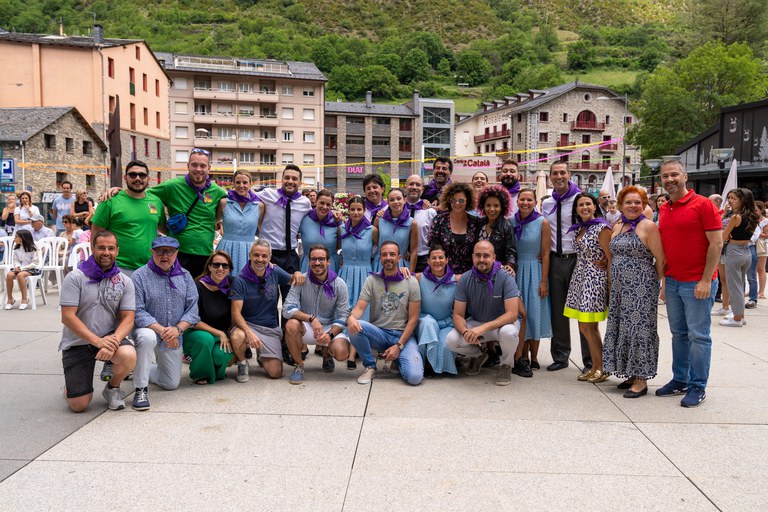 L'Esbart Sant Romà amb la corporació comunal i la Comissió de Festes. Festa del Poble 2022