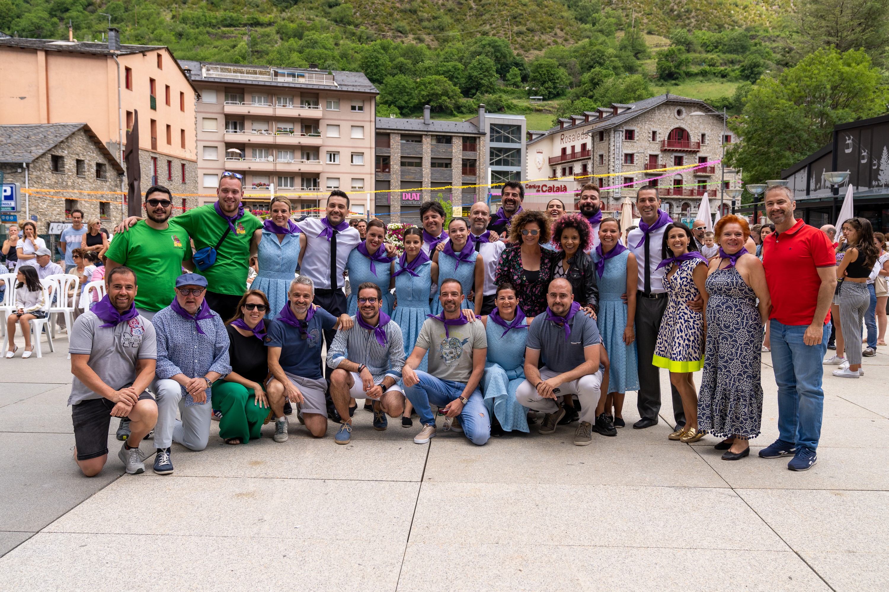 L'Esbart Sant Romà amb la corporació comunal i la Comissió de Festes. Festa del Poble 2022