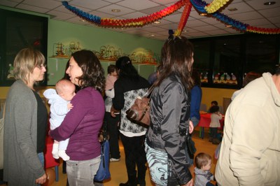 Pares i nens participant a les jornades de portes obertes. .