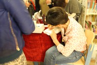 La Biblioteca Comunal d'Encamp queda petita per acollir la presentació del llibre de Susana Ginesta 