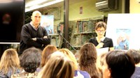 La biblioteca d'Encamp es queda petita amb la xerrada literària de Xavier Bosch