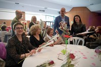 La Festa de la Gent Gran i el taller infantil ‘La llegenda de Sant Jordi de veritat’ clouen una diada de llibres i roses a Encamp