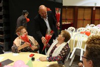 La gent gran participa de la festa de Sant Jordi