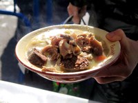 La plaça Sant Miquel d'Encamp s'omple amb centenars de ciutadans per a degustar l'escudella de Sant Antoni