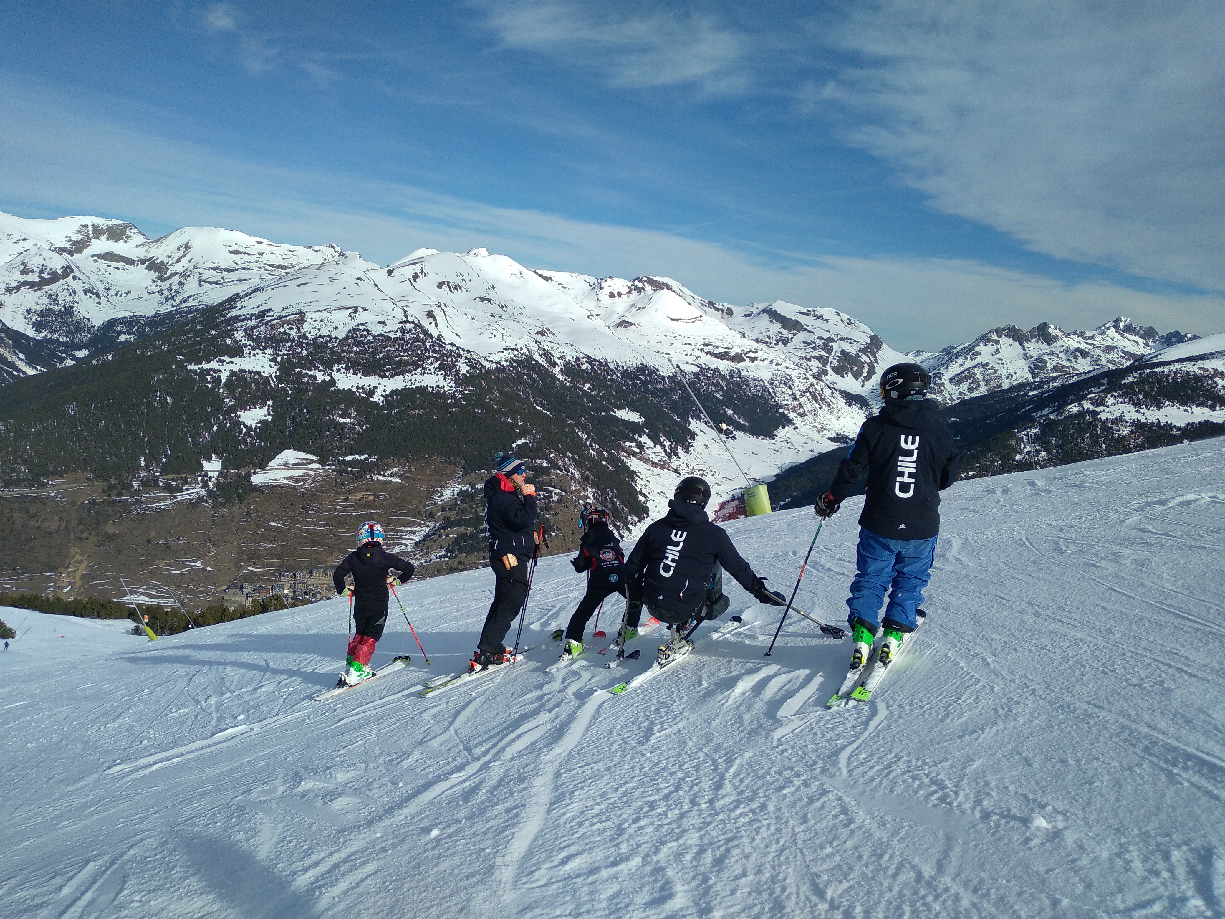 2021 selecció xile grandvalira esquiant.jpg
