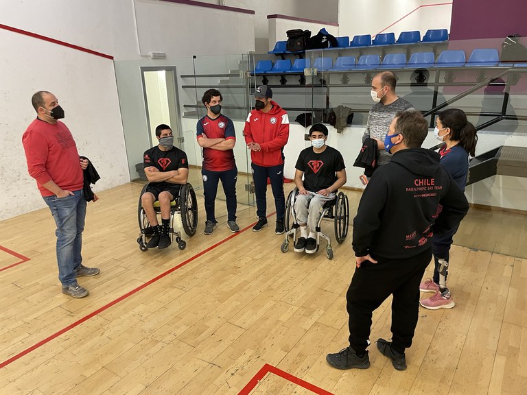 Visita del conseller a la selecció de Xile d'esquí paralímpic durant la seva estada a Encamp
