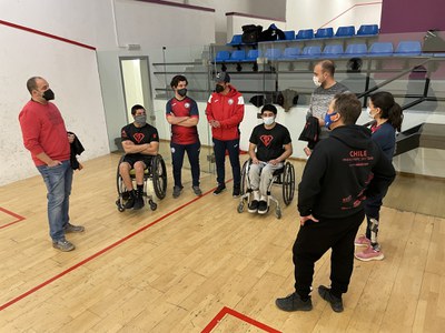 Visita del conseller a la selecció de Xile d'esquí paralímpic durant la seva estada a Encamp.