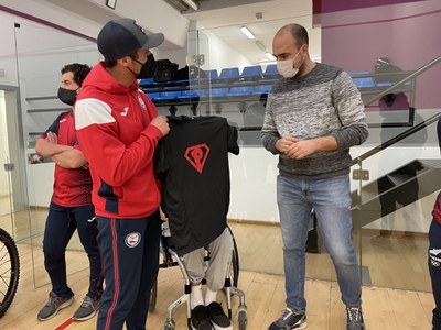 L'equip xilè va fer entraga d'una samarreta al conseller d'Esports del Comú d'Encamp.