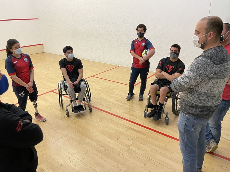 Visita del conseller a la selecció de Xile d'esquí paralímpic durant la seva estada a Encamp