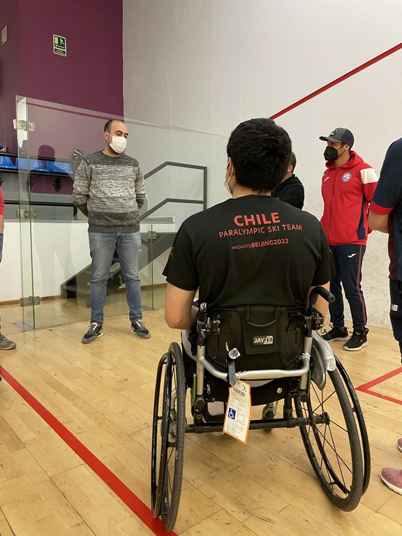 Visita del conseller a la selecció de Xile d'esquí paralímpic durant la seva estada a Encamp