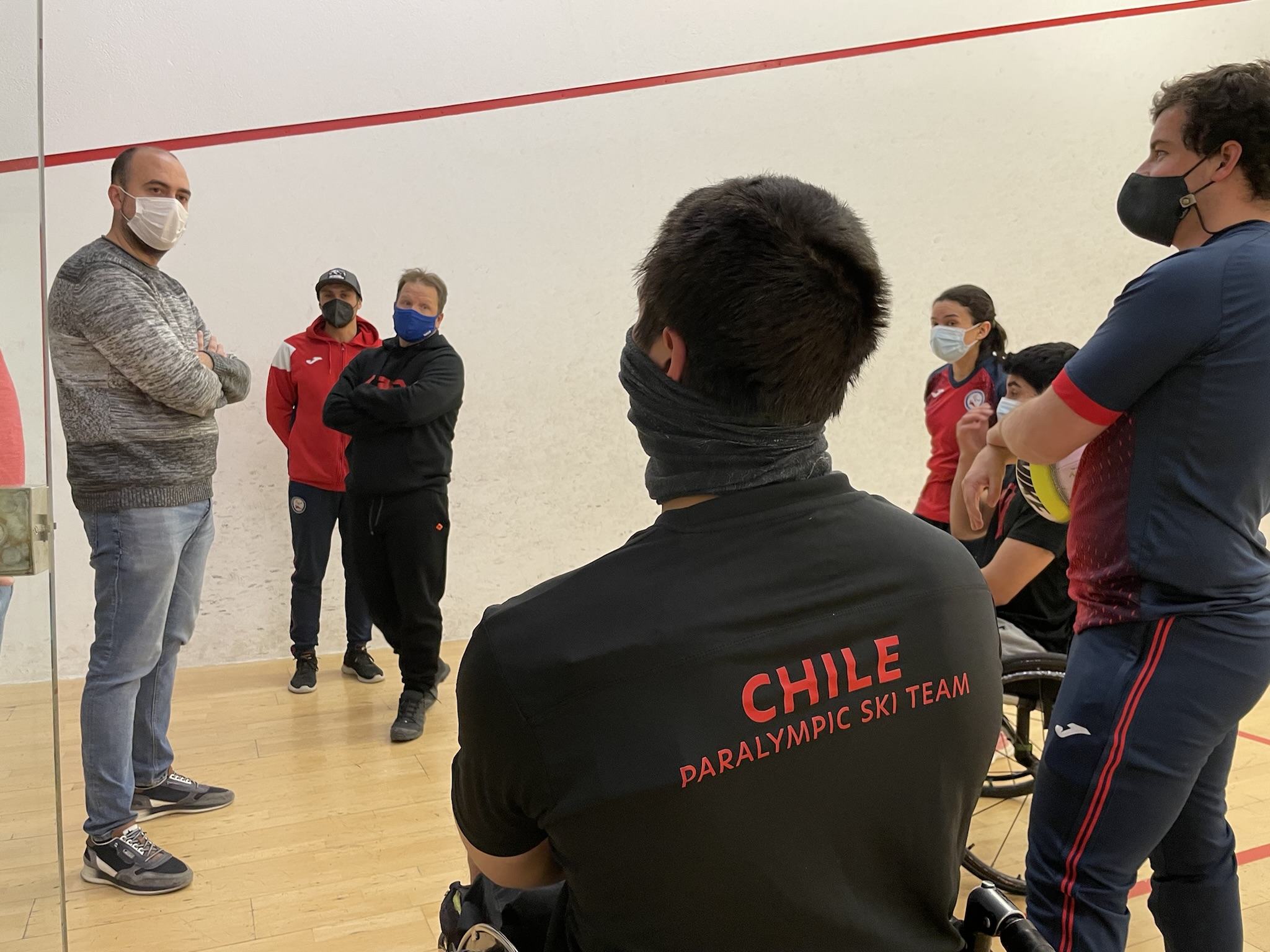Visita del conseller a la selecció de Xile d'esquí paralímpic durant la seva estada a Encamp