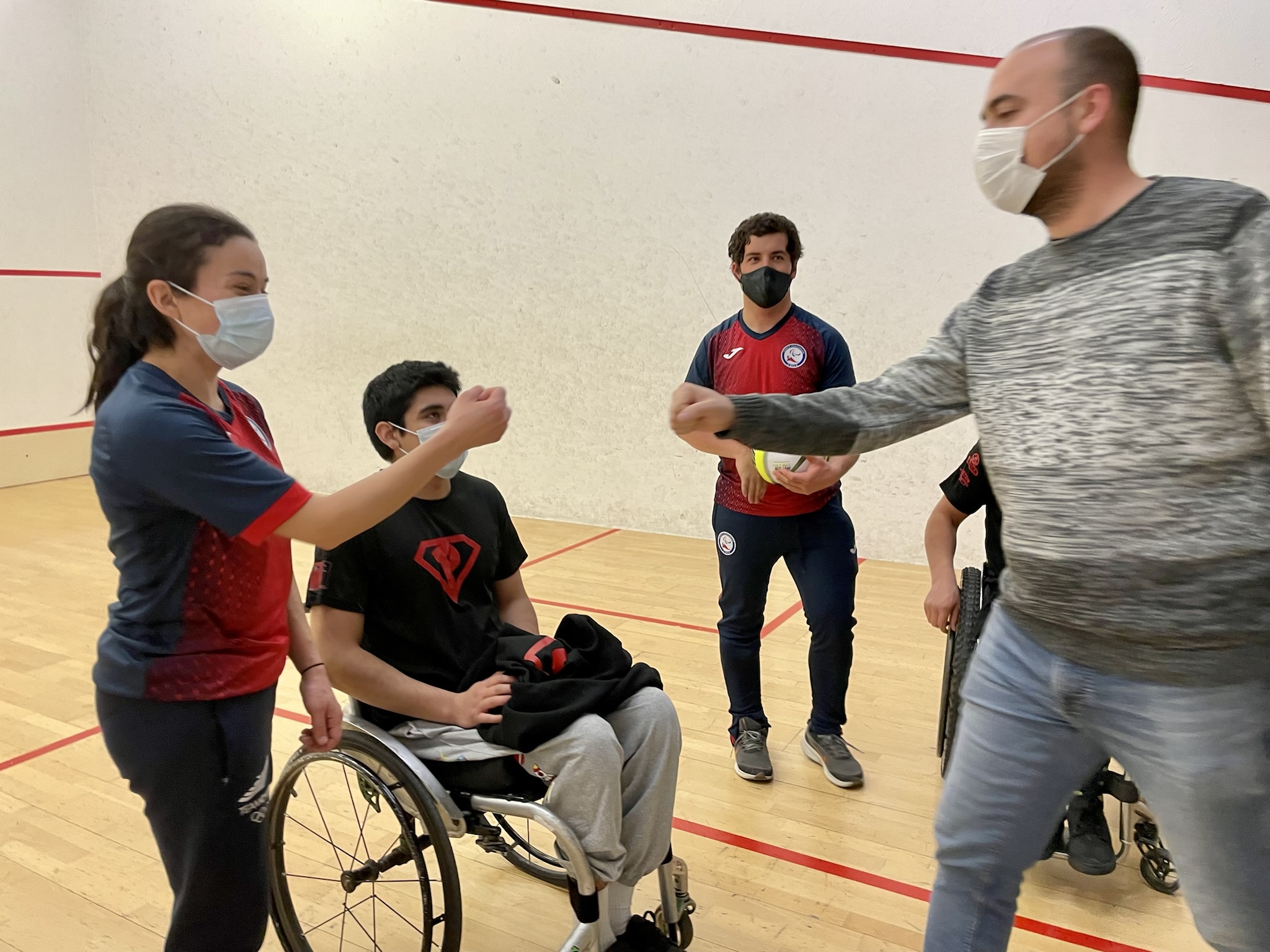 Visita del conseller a la selecció de Xile d'esquí paralímpic durant la seva estada a Encamp