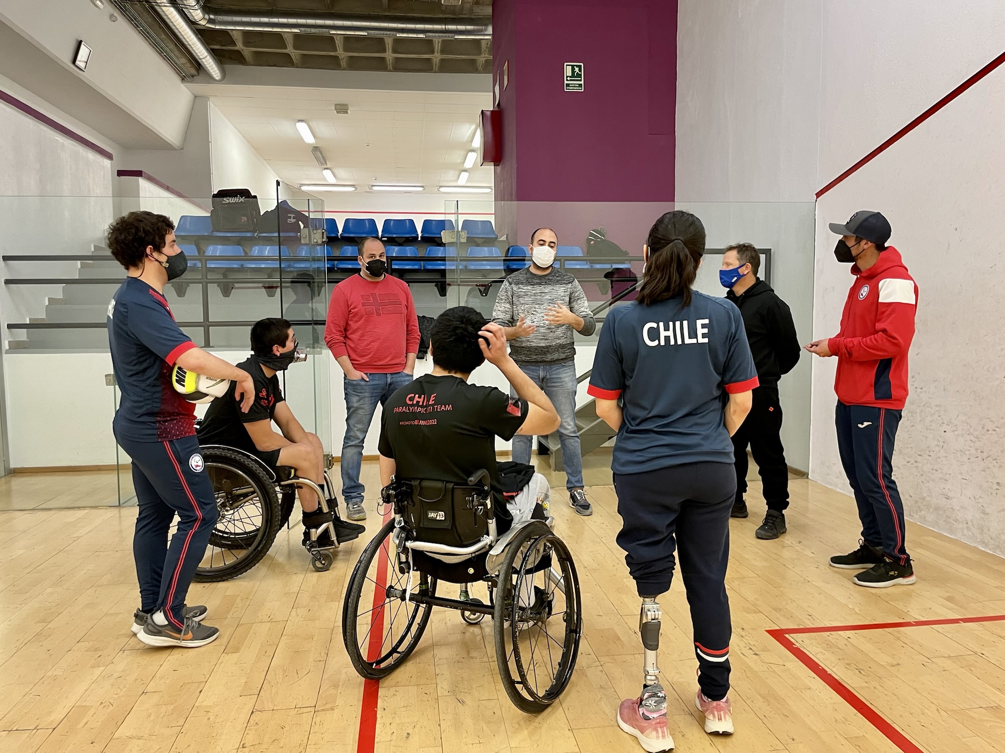Visita del conseller a la selecció de Xile d'esquí paralímpic durant la seva estada a Encamp