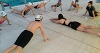 Laia Sicart i Eva Centeno, del CN Sant Andreu, formen els alumnes de l'escola de natació del Pas de la Casa