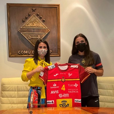 Laura Mas, cònsol major, i Carmen Martín, capitana, durant la recepció de la RFEBM.