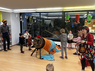 'Caga Tió' a la biblioteca comunal d'Encamp.