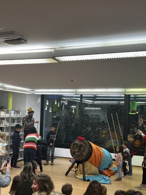 'Caga Tió' a la biblioteca comunal d'Encamp.