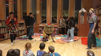 'Caga Tió' a la biblioteca comunal del Pas de la Casa.