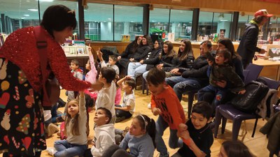 'Caga Tió' a la biblioteca comunal del Pas de la Casa.
