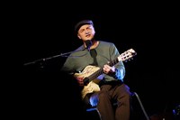 Marc Parrot posa banda sonora a la poesia en la commemoració del Dia mundial de la poesia a Encamp