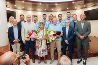 Maria Rossell Alís i Joan Casas Riu reben el distintiu tradicional per l’homenatge a la gent gran d’Encamp en l’últim dia de Festa Major