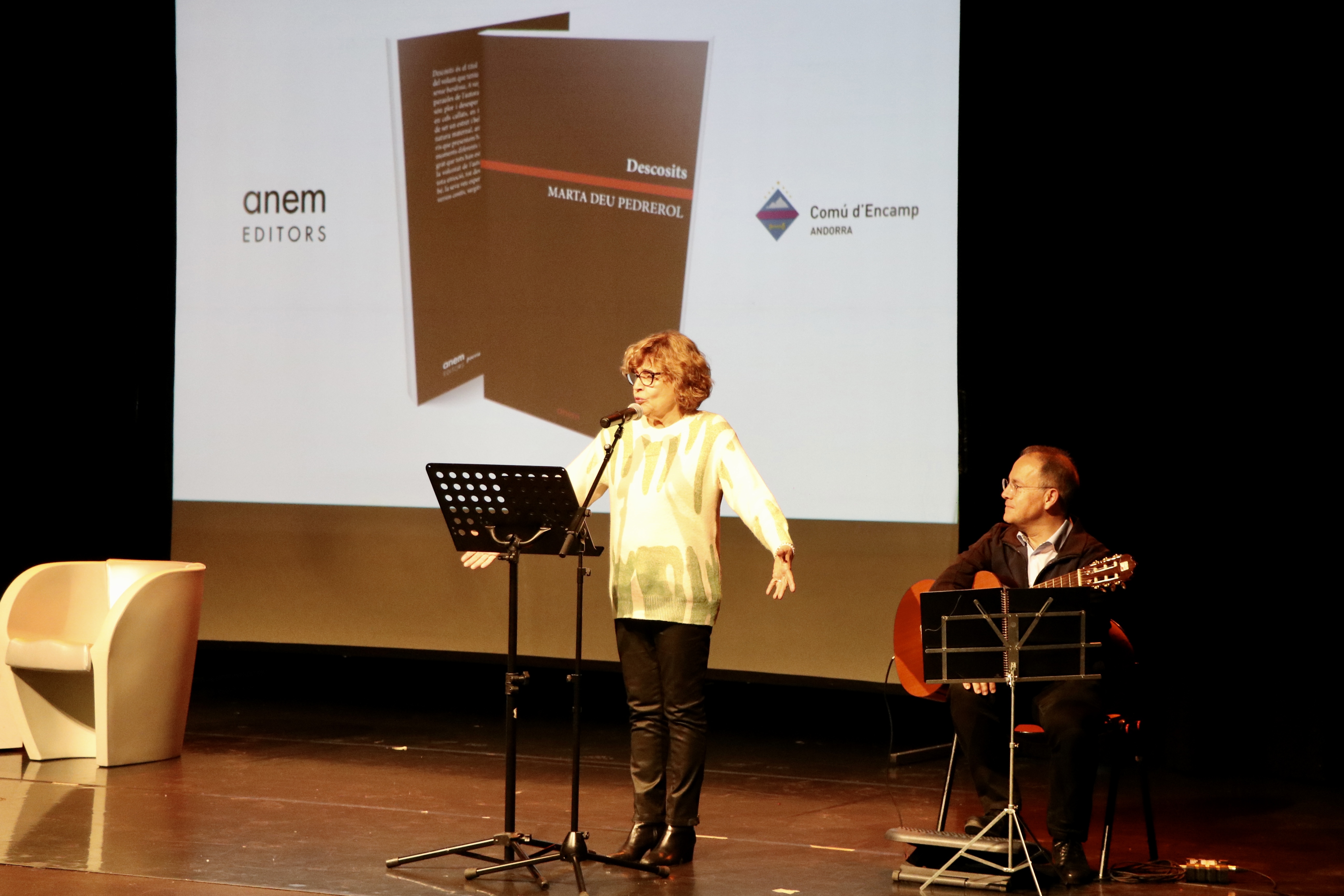 Presentació poemari 'Descosits' de Marta Deu a la sala de festes del Complex d'Encamp