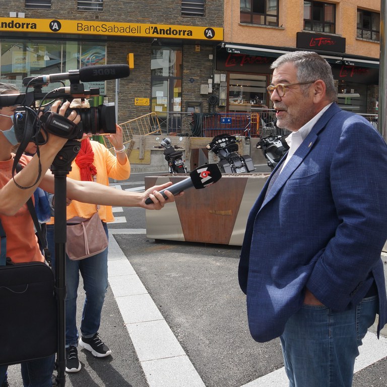 Jean Michel Rascagnères, consol menor, durant l'atenció als mitjans de comunicació francesos 