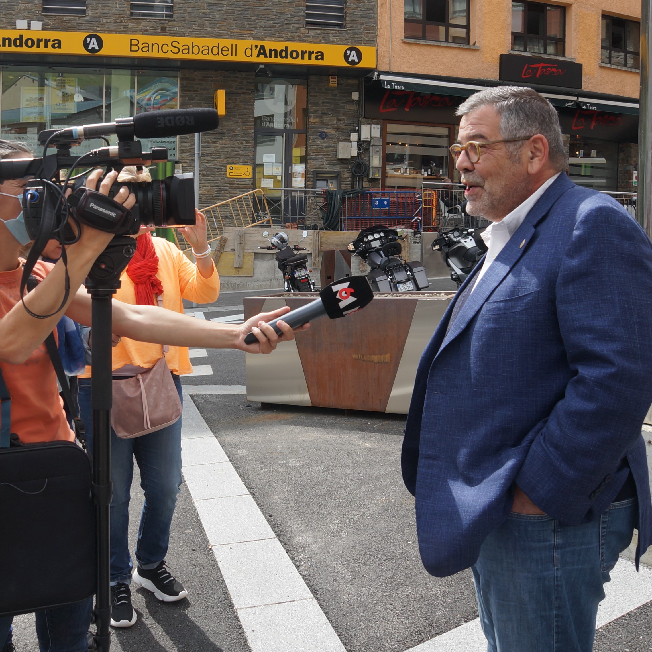 Jean Michel Rascagnères, consol menor, durant l'atenció als mitjans de comunicació francesos 